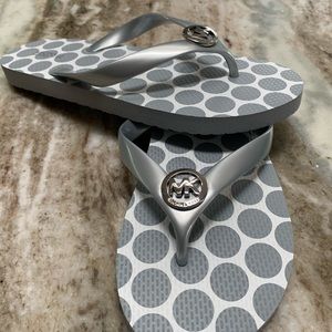 NWOT Size 8 Michael Kors Silver Dot Flip Flops
